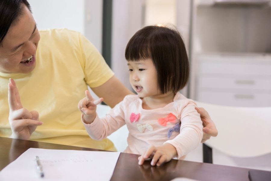 Penyebab dan Cara Mengatasi Speech Delay pada Anak yang Penting Mom Ketahui