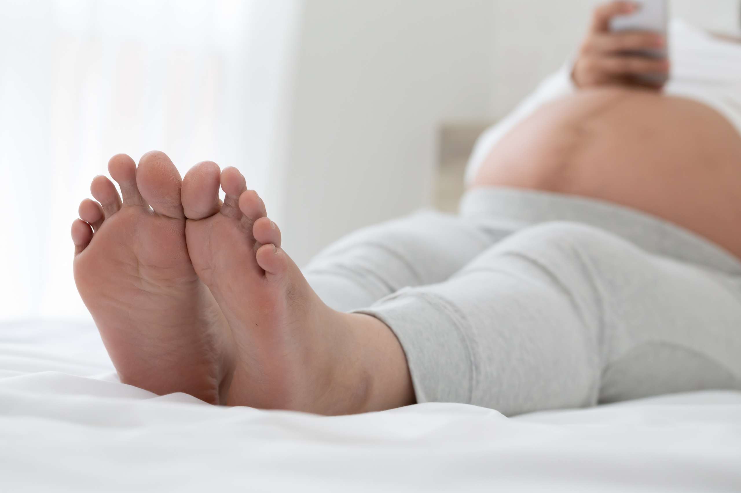 Cara mengatasi kaki bengkak pada ibu hamil