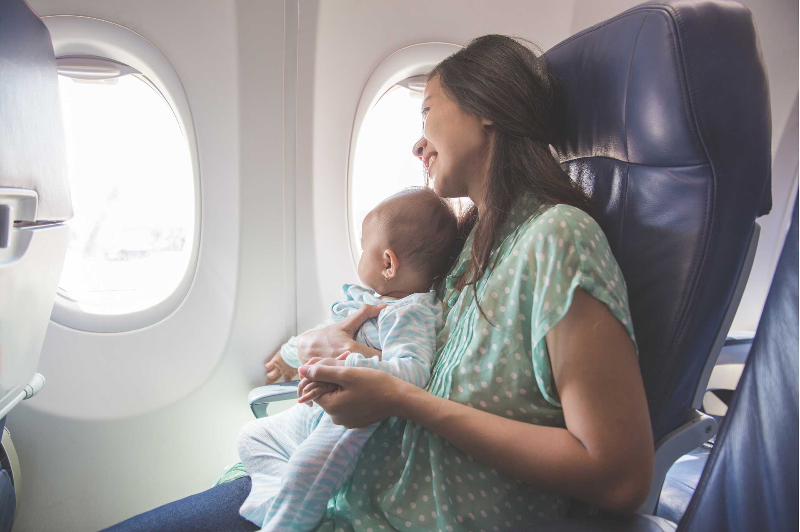 bayi naik pesawat