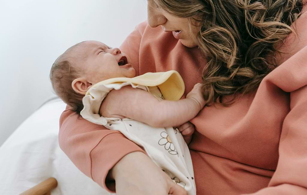 Apa Penyebab Bayi Menangis & Bagaimana Menenangkan Bayi Menangis