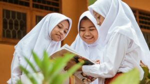 Dapatkan berbagai kegiatan seru dan bermanfaat untuk anak SD selama bulan Ramadhan. Aktivitas kreatif ini bukan hanya menyenangkan namun mengajarkan nilai agama.