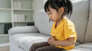 sakit perut pada anak disertai muntah​