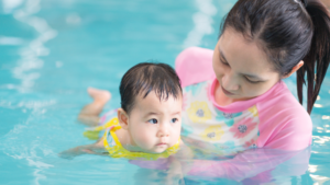 bayi berenang​
