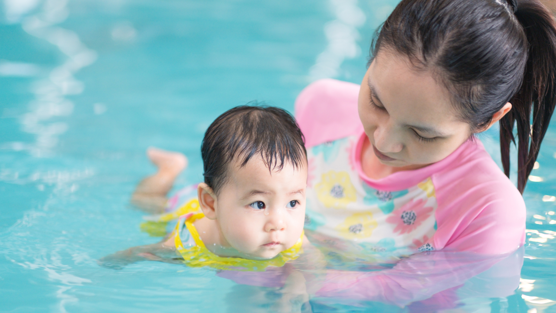 bayi berenang​