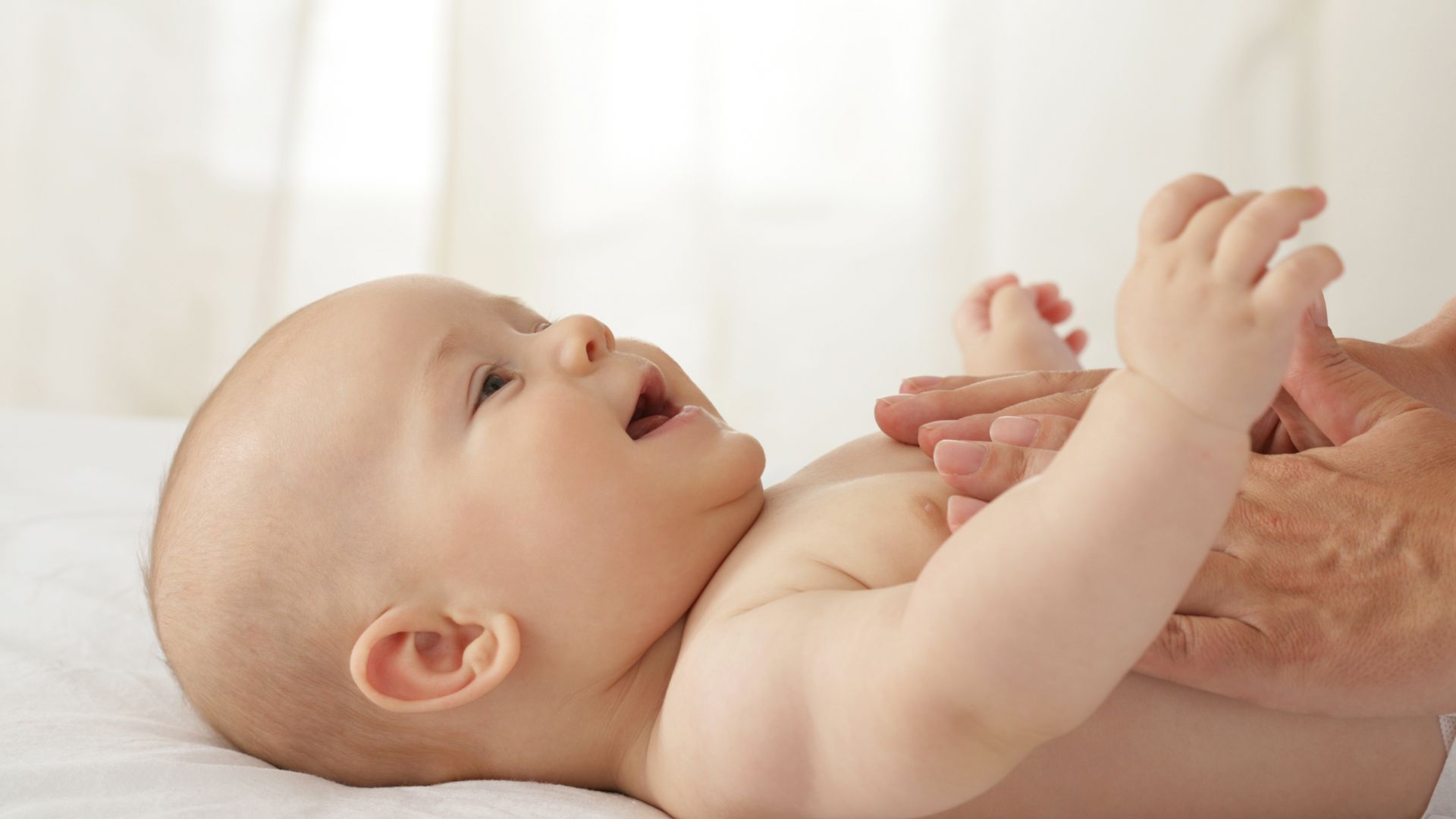 Teknik Pijat yang Tepat untuk Mengatasi Sembelit pijat bayi