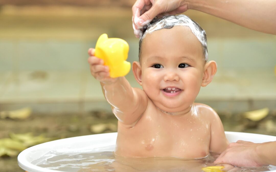 Sering Jadi Perdebatan, Bayi Mandi Air Dingin Baik atau Buruk?