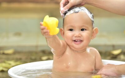 Sering Jadi Perdebatan, Bayi Mandi Air Dingin Baik atau Buruk?
