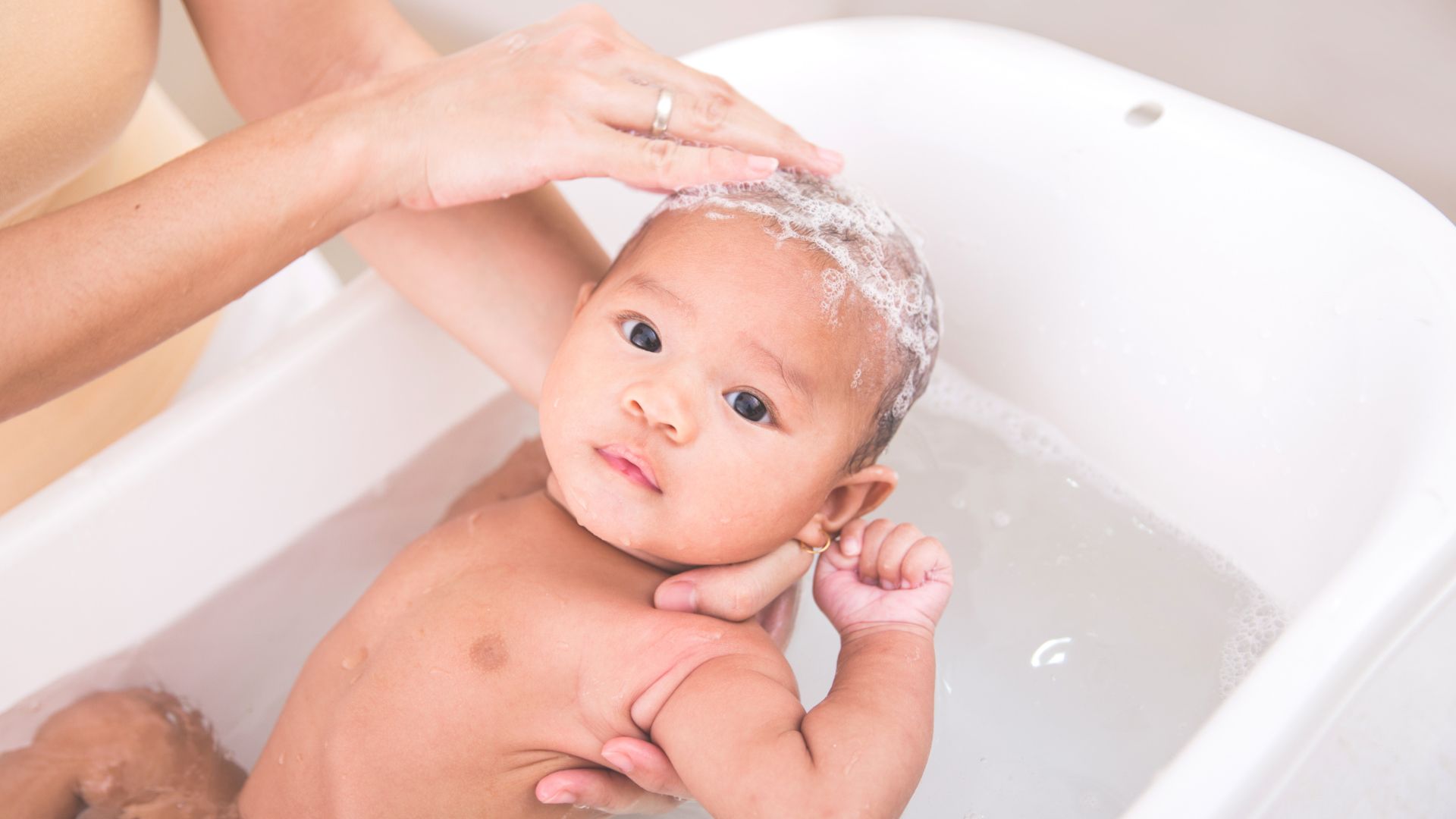 bayi mandi air dingin