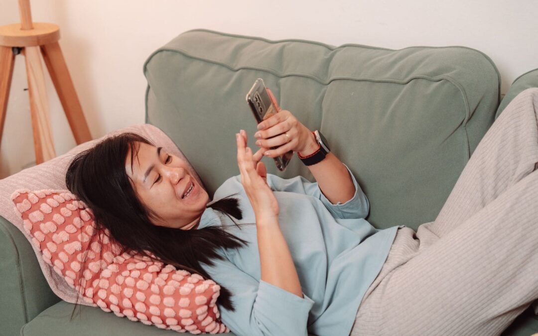 Suami Istri Sering LDR? Coba Sexting Biar Tetap Intim!