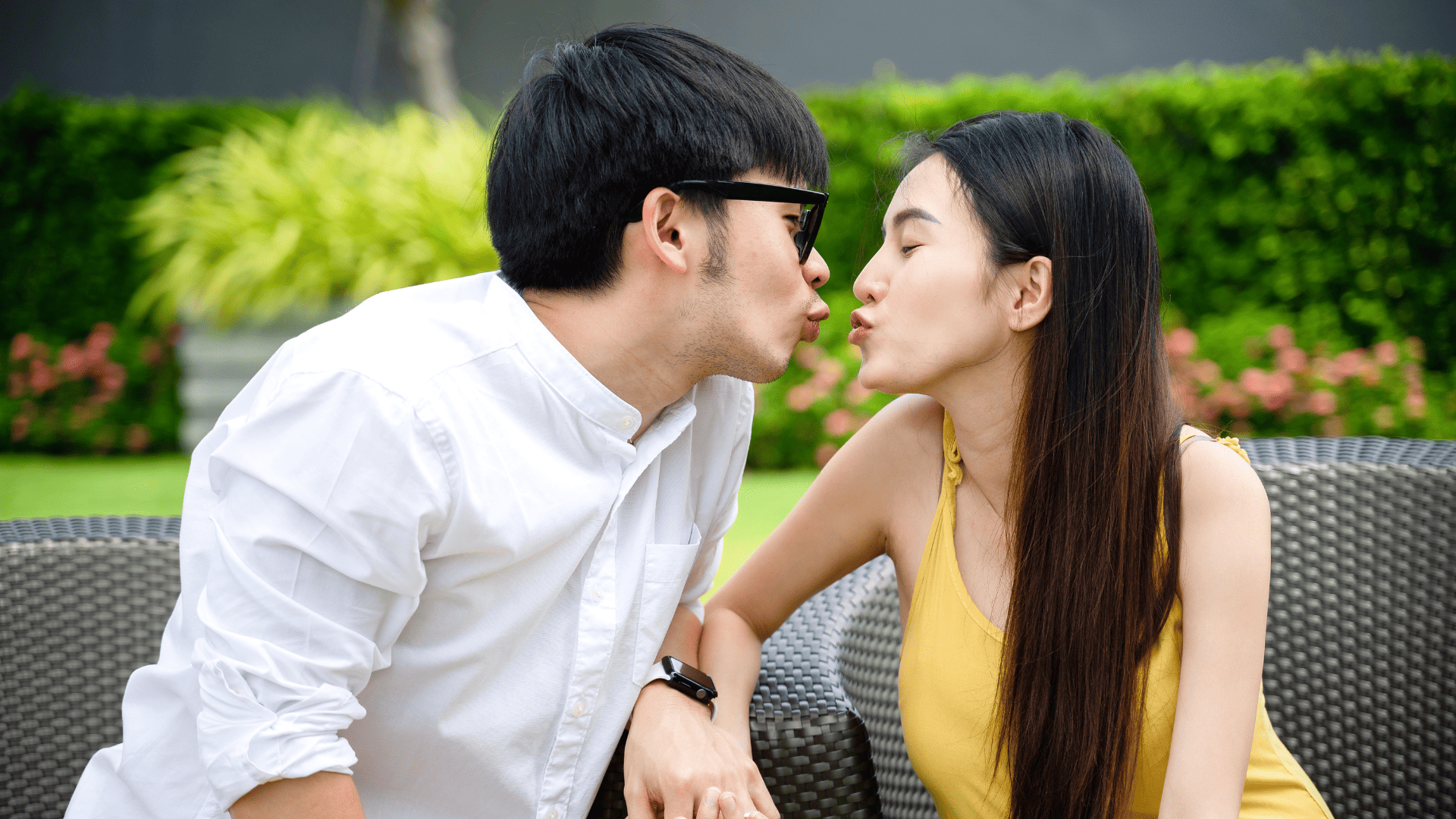 Ternyata, Ini 10 Manfaat Ciuman Bibir bagi Tubuh dan Emosi! manfaat ciuman bibir