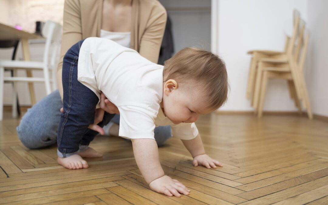 Cara Stimulasi agar Bayi Cepat Duduk dan Merangkak Sesuai Tahap Perkembangan