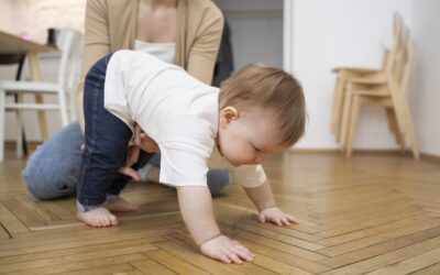 Cara Stimulasi agar Bayi Cepat Duduk dan Merangkak Sesuai Tahap Perkembangan