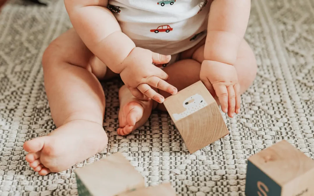 Milestone Bayi Usia 6–8 Bulan: Tahap Tumbuh Kembang Normal yang Perlu Mom & Dad Ketahui