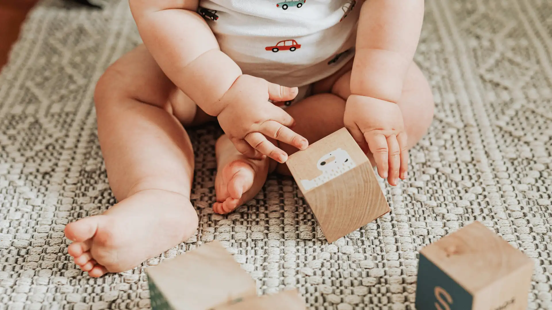 milestone bayi 6 bulan milestone bayi 6 bulan