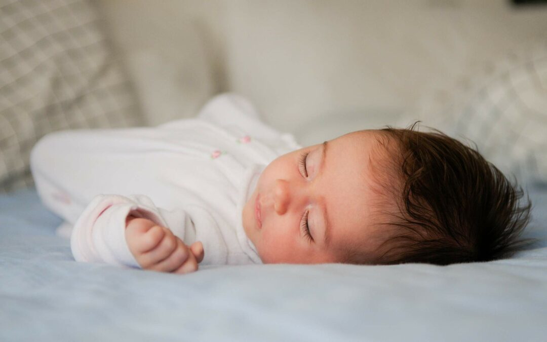 Sebaiknya Bayi Tidur Pakai Bantal atau Tidak? Ini Tips Amannya
