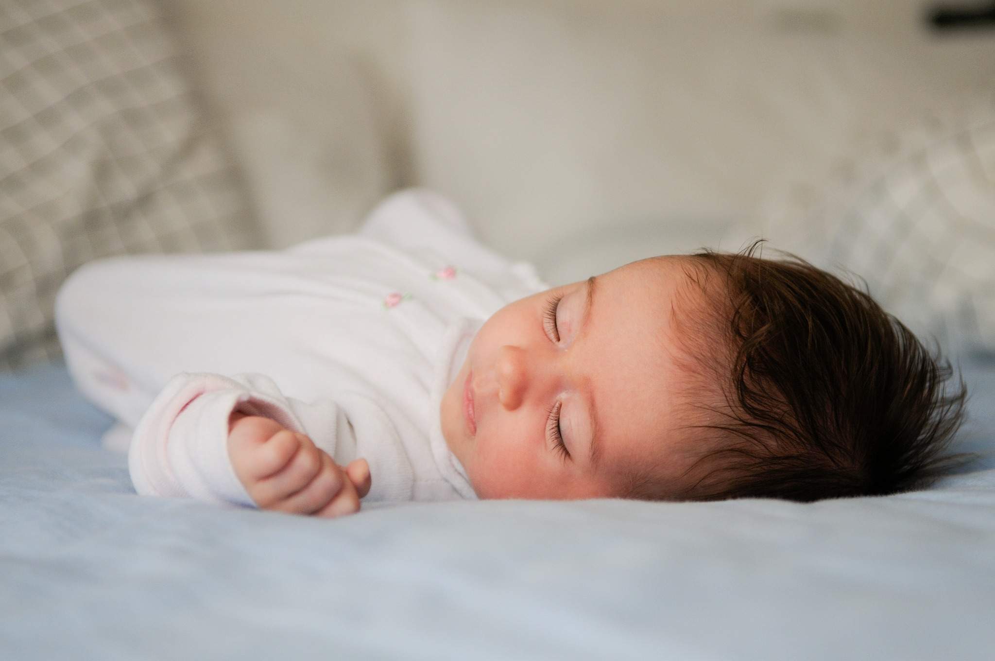 sebaiknya bayi tidur pakai bantal atau tidak