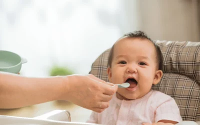 Tanda Bayi Siap Makan Padat dan Hal yang Perlu Diperhatikan